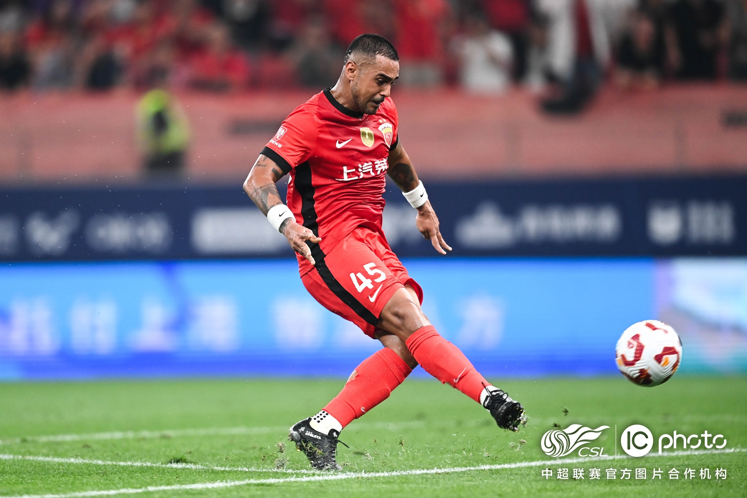 关于上海海港迎英超关键赛,赛前状态回暖,信心回归,轮换策略成焦点的信息 关于上海海港迎英超关键赛,赛前状态回暖,信心回归,轮换策略成焦点的信息